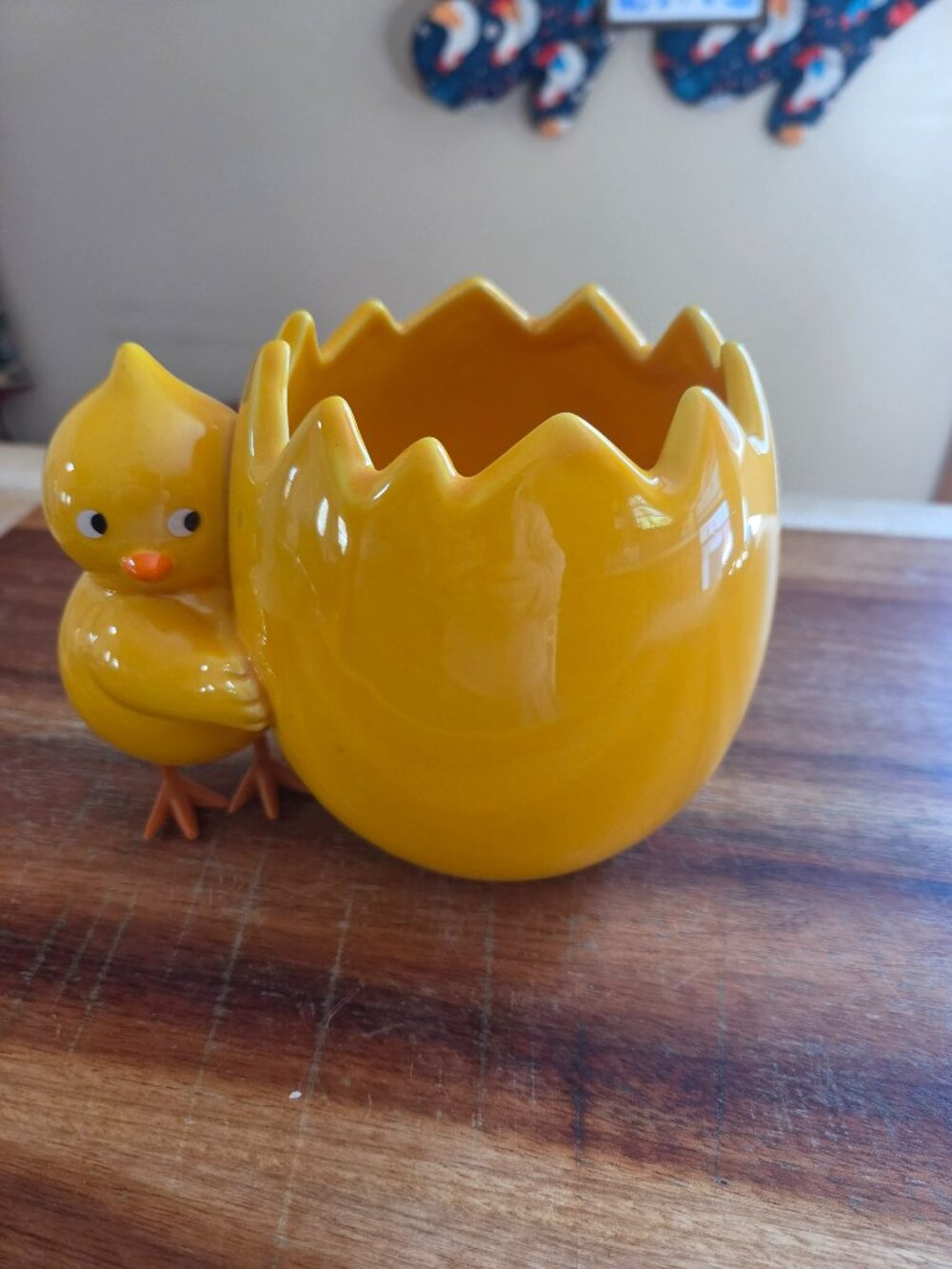 YELLOW CERAMIC TELEFLORA PLANTER A BABY CHICK HUGGING A CRACKED EGG